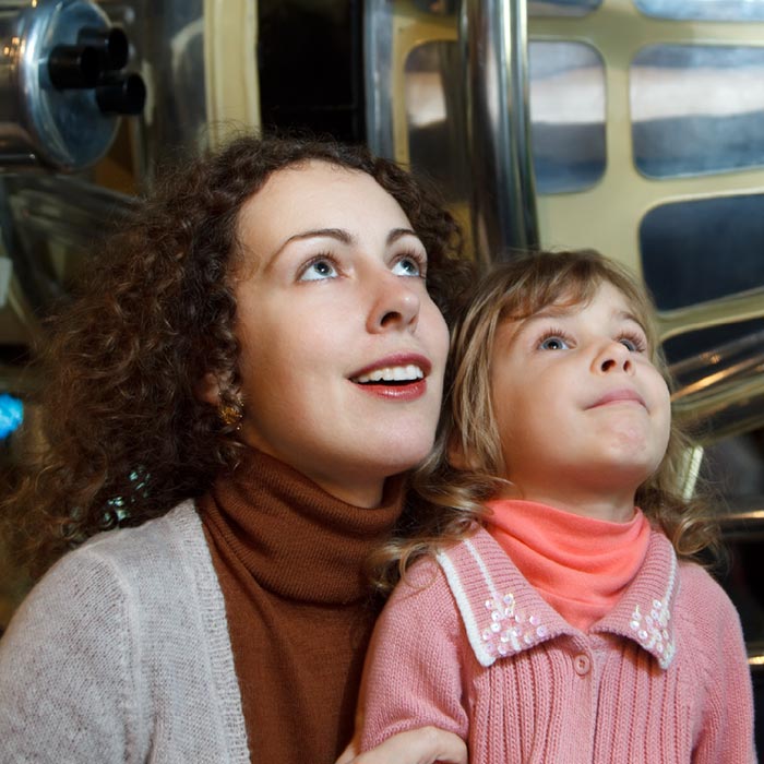 Mãe e filha aproveitando um passeio cultural