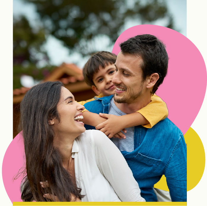Mãe e filha aproveitando um passeio cultural