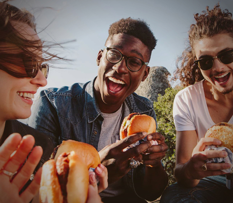 Pessoas celebrando o festival de gastronomia
